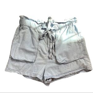 ROMEO + Juliet paper bag waisted shorts size small. Exposed front pockets.